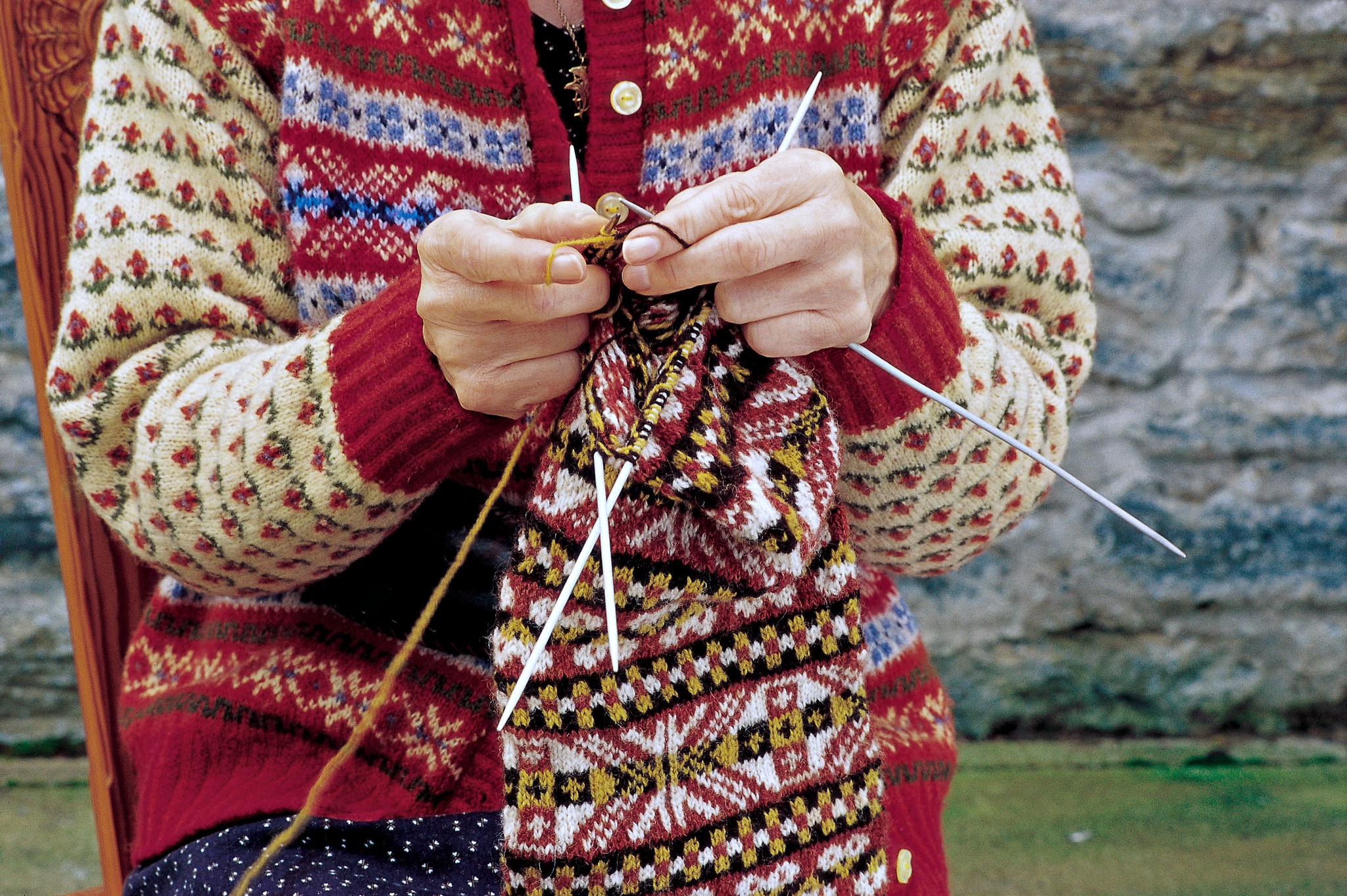 Фото женщина вяжет спицами. Стиле Fair Isle. Шотландские свитера Fair Isle. Fair Isle Лопапейса. Вязание.